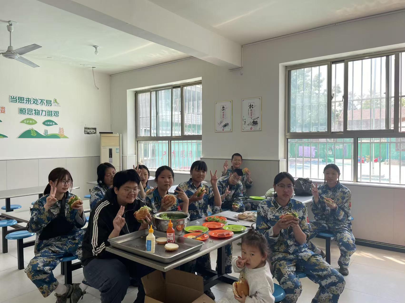 小小厨神上线！特训营汉堡DIY之旅