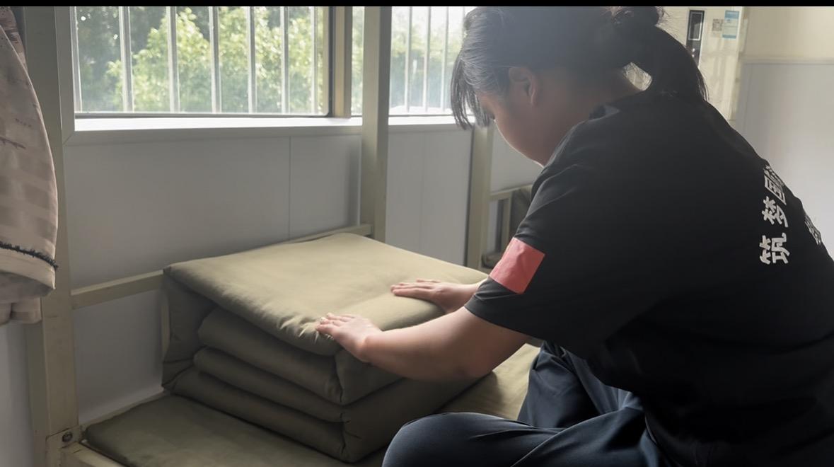 指尖塑棱角，内务见成长